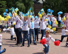 Авдеевка облачилась в вышиванки: фоторепортаж