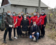 Молодёжь АКХЗ помогла одинокой, пожилой женщине подготовить дом к зиме 