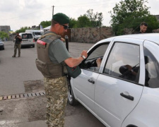 На КПВВ Донбасса у граждан изъяли комплектующие к оружию и крупную партию контрабанды