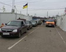 Огромный поток людей и машин пересек донбасскую линию разграничения