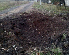 Разрушенный дом и огромные воронки: последствия обстрела  поселка на Донетчине (ФОТО)