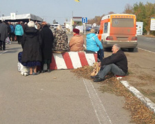 Сводка с КПВВ на линии разграничения: огромные очереди, масса задержаний и гуманитарный груз