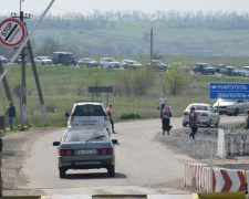 Почти две сотни авто пытались утром пересечь донбасскую линию разграничения