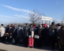 Донбасские блокпосты и КПВВ: сотни человек в очередях и обледеневший мост