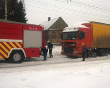 Спасатели на Донетчине вызволили из &quot;ловушек&quot; на дорогах автобус, грузовик и легковушку