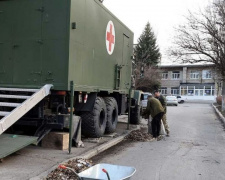 В Авдіївці військові та місцеві медики вийшли на суботник