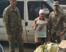 Авдеевские «симики» привезли военным - сетку, а гражданским - одежду