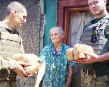 Авдеевские &quot;Симики&quot; доставили жителям прифронтовых сел воду, хлеб и врачей (ФОТО)