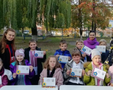 В Авдіївці школяри підготували вітальні листівки для військовослужбовців