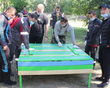 Заводчане АКХЗ навели порядок в «Искорке» и подарили воспитанникам игрушки