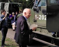 Делегация Сената и МИД Франции  на бронемашинах  едет на линию разграничения в Донецкой области