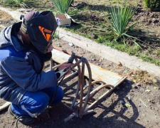 В Авдіївці біля ринку облаштували велопаркінг та пішохідні тротуари