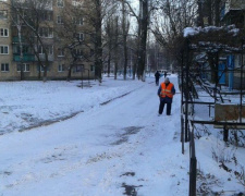 Авдеевские коммунальщики вышли на борьбу с последствиями снегопада (ФОТОФАКТ)