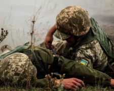 Возле Песок двое военных получили осколочные ранения