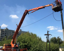 В Авдеевке АКХЗ восстанавливает уличное освещение одной из главных автодорог