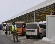 В понедельник у донбасской линии разграничения скопились большие очереди