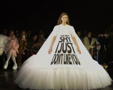 Дом моды Viktor &amp; Rolf выпустил платья с мемными слоганами (ФОТО+ВИДЕО)