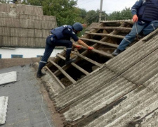 Бойцы ГСЧС восстанавливают дома на двух улицах в прифронтовой Авдеевке (ФОТО)