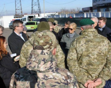 Интернет-хитрости, некорректный полицейский и нехватка санузлов: омбудсмен посетила одни из донбасских КПВВ