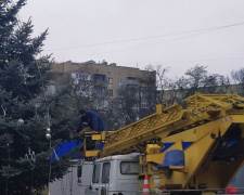 В Авдеевке разобрали новогоднюю ёлку (ФОТОФАКТ)