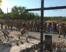 У авдеевской «промки» появился памятник погибшим воинам (ФОТО + ВИДЕО)