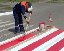 В Авдіївці почали оновлювати розмітку пішохідних переходів