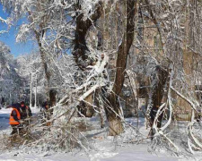 ФОТОФАКТ: авдеевские коммунальщики устраняют последствия снегопада