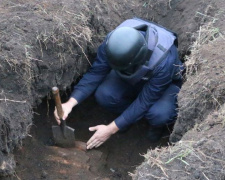 На Донетчине пиротехники ликвидируют крупный склад &quot;старых&quot; снарядов и мин (ФОТО)