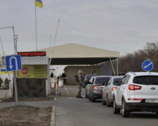 Сутки донбасских КПВВ: большой пассажиропоток, гуманитарный груз и попытка договориться