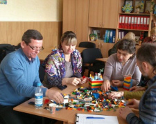 Первоклассникам Новой украинской школы на Донетчине подарят игровые наборы LEGO Play Box