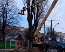 В Авдеевке коммунальщики удаляют аварийные деревья