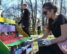 В Авдеевке стало больше лавочек: фоторепортаж