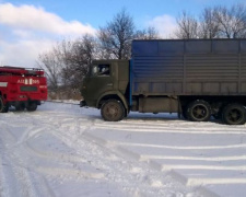 Спасатели Донетчины вытаскивают авто из снежных ловушек