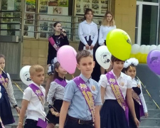 В школах Авдеевки прозвенели последние звонки (ФОТО)