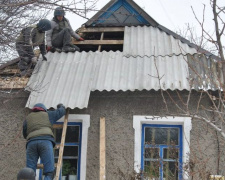 Спасатели ГСЧС вчера восстанавливали поврежденные обстрелами дома на 4 улицах Авдеевки