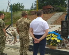 Авдеевские «симики» праздновали, возлагали цветы и сопровождали нардепа (ФОТО)