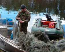 Авдіївські поліцейські викрили чоловіка, який займався незаконним виловом риби