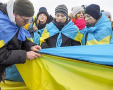 В Авдеевке развернут длинный флаг