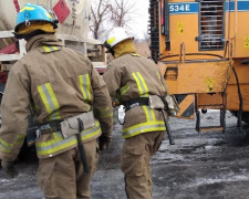 Авдеевские спасатели и коксохимики выручили попавший в ловушку бензовоз (ФОТО)