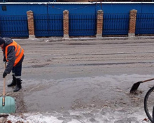 Авдеевские коммунальщики устраняют последствия непогоды