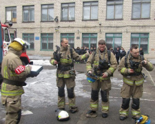 В Авдеевке пожарные проверяют помещения для голосования (ФОТО)