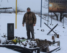 В районе авдеевской «промки» под снегопадом возложили цветы к памятнику героям