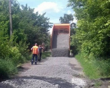 В Авдіївці продовжують відсипку найбільш зруйнованих ділянок ґрунтової дороги