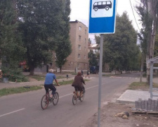 В Авдеевке возле стадиона строится новая крытая остановка (ФОТОФАКТ)