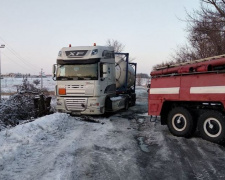 Авдеевские спасатели вытащили из ловушки грузовик с бензолом (ФОТО)