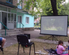 В Авдіївці дивилися жахи просто неба (ФОТО)