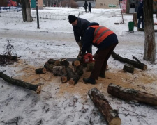 Авдеевские коммунальщики оперативно борются с последствиями непогоды (ФОТО)