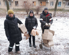 В Авдіївці мешканцям роздали хліб, освітлювальні прилади та продуктові набори