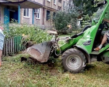 Долой токсичные покрышки: коммунальщики продолжают ликвидировать автошины на придомовых территориях