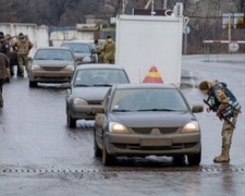 На донбасских КПВВ задержали за груз, взятки и поддельный документ